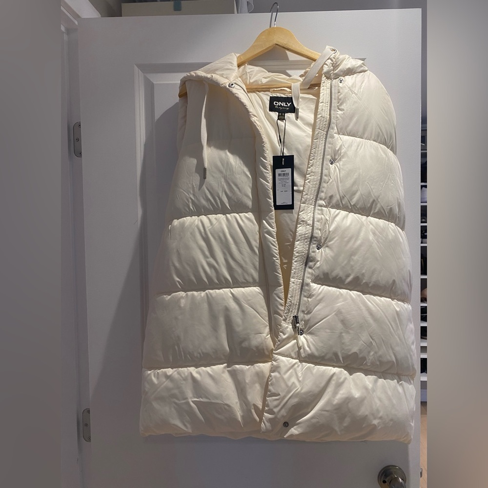 Now crème coloured puffy vest with hood.